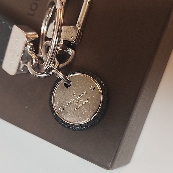 Louis Vuitton Taiga Porte Cles Neo Key Ring /Charm Black and Sliver - Picture 6 of 13